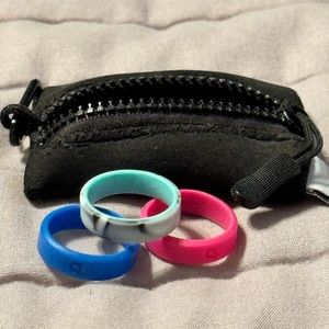 Set of 3 Qalo Women’s Silicone rings Size 9 and carrying pouch